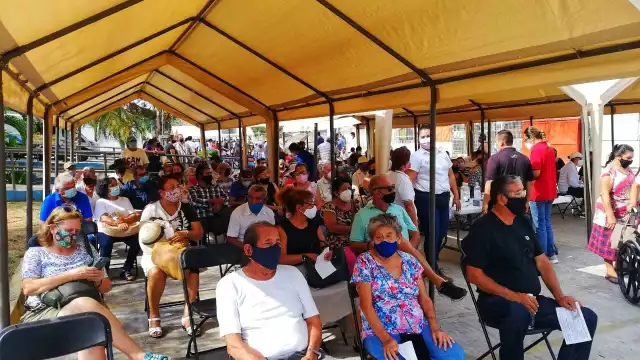 Los adultos mayores esperaban el refuerzo de su vacuna