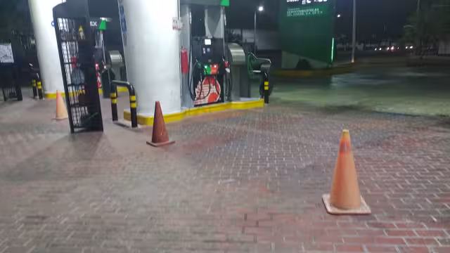 Despachadores de gasolina se mantienen en sus puestos sólo para avisar a los conductores que sigan su camino