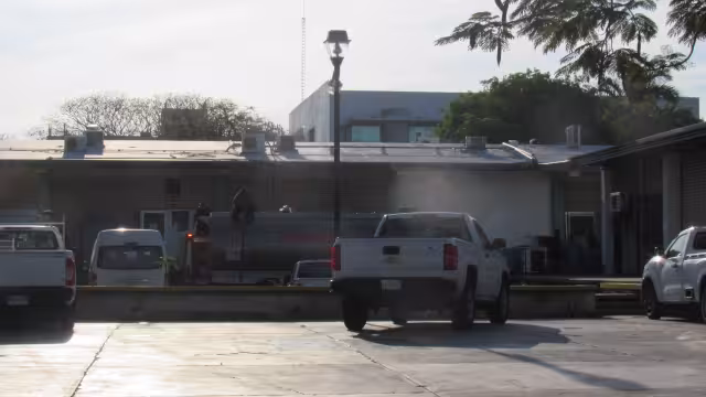 La bodega de la SEP que se incendió se localiza en la colonia García Ginerés de Mérida, donde se cerró el paso a vehículos