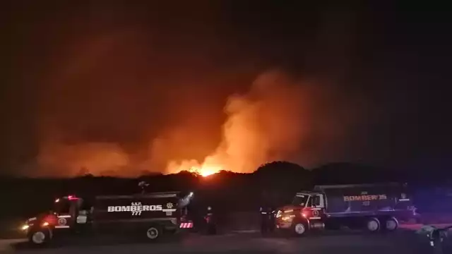 El incendio se pudo ver desde los techos de las casas aledañas
