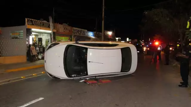 El vehículo quedó volcado