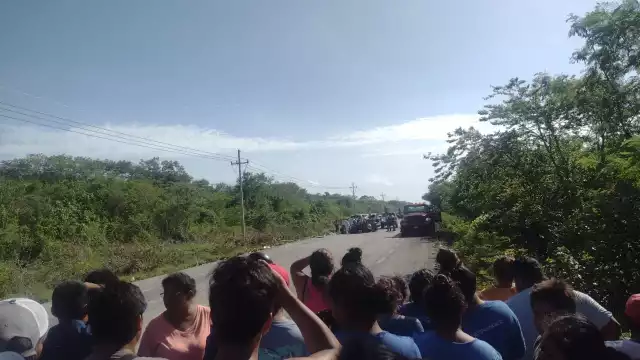 Pobladores cercanos acudieron a rapiñar el cargamento de un tráiler, donde su conductor resultó herido de gravedad