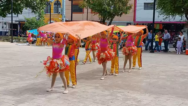 Comparsas llevan algería a parques de Tizimín, Yucatán