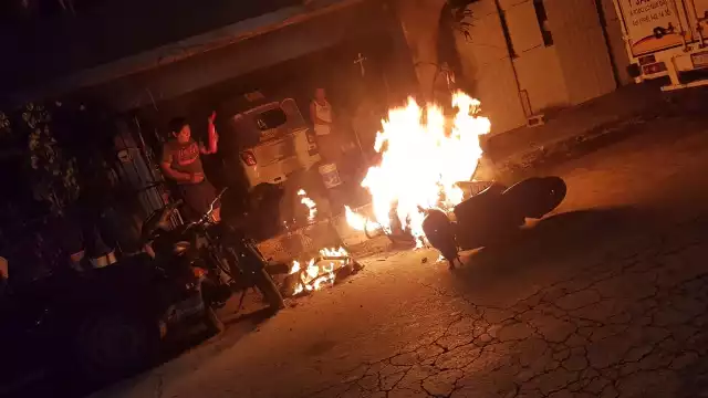 La motocicleta fue consumida por las llamas, luego de que unos hombres buscaran dañar un mototaxi