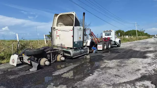 Guardia Nacional investiga abandono y desvalijamiento de tractocamión en Campeche