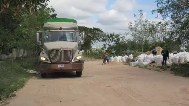 En el lugar se procedió a recoger el producto y ponerlos a un costado de la carretera