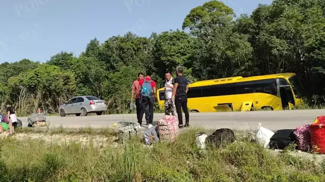 Los pasajeros del autobús accidentado en la carretera Felipe Carrillo Puerto-Tulum buscaron la manera de llegar hasta Playa del Carmen, su destino final