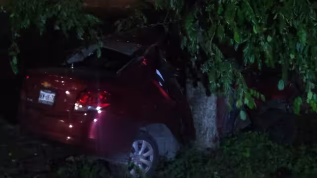El vehículo se impactó contra un árbol tras perder el control, presuntamente por exceso de velocidad