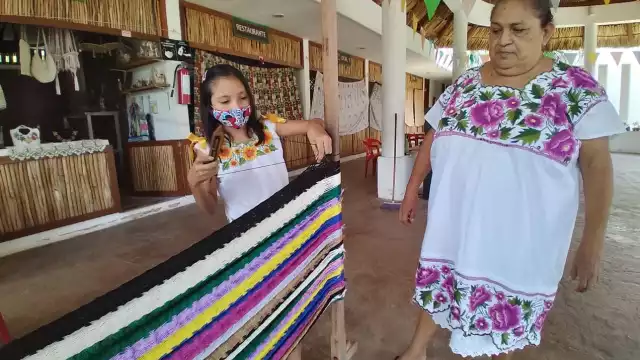 Que su nieta aprenda este arte ha sido una satisfacción para Luisa Rosado