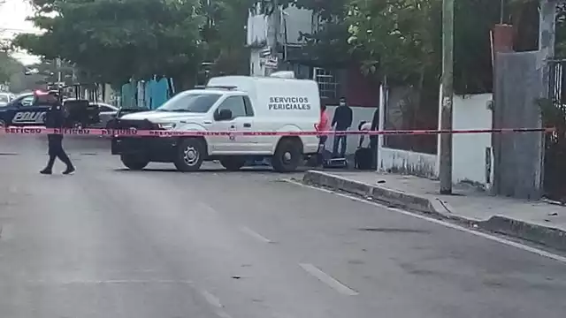 Servicios Periciales de la FGE Quintana Roo llegó a la colonia Colosio para el levantamiento del cadáver en Playa del Carmen