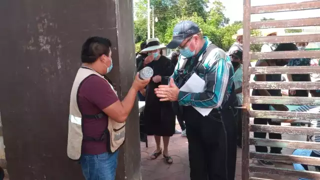 Los interesados llegaron desde temprano y se formaron en la fila. Foto: Amado Caamal / Por Esto!