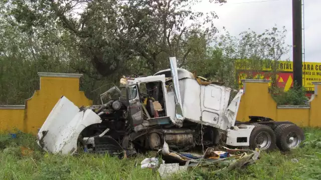 El tráiler quedó totalmente destrozado