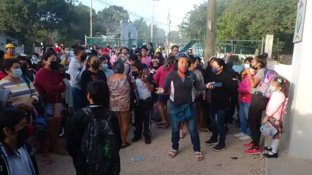 Algunos quejosos insistieron en que se destituya al director del plantel de Tixkokob