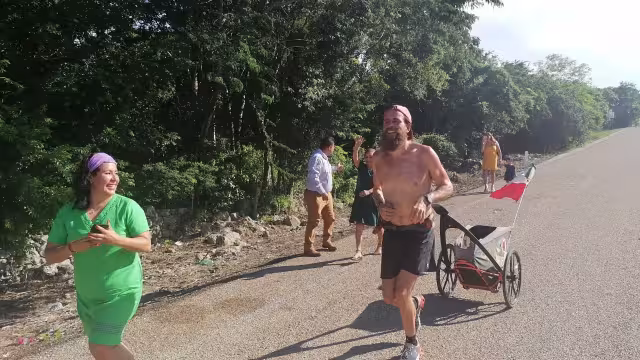 Jonas Deichmann declaró sentirse contento con la hospitalidad de los yucatecos a pesar de sentirse agotado por el fuerte sol