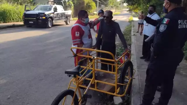 Testigos indicaron que es la segunda vez que el abuelito se desvanece mientras maneja su triciclo en Carrillo Puerto