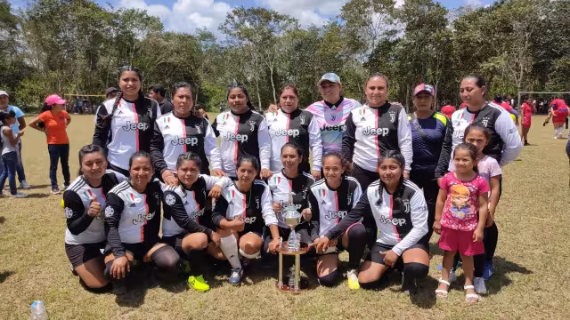 Las ganadoras presumen su trofeo