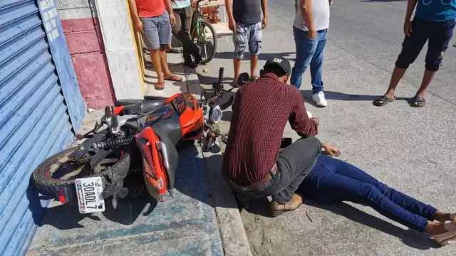 Una de las dos motocicletas quedó sobre la acera de la avenida Volcanes