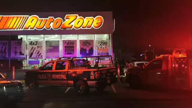 Ataron de pies y manos a empleados de Autozone