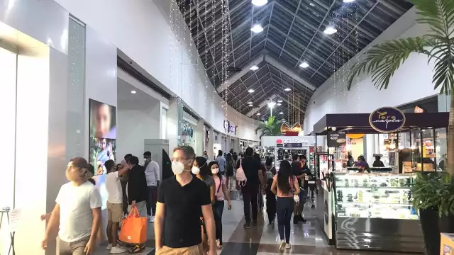 Cancunenses formaron largas filas para ingresar a los supermercados y plazas comerciales