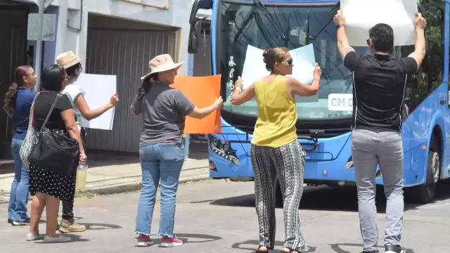 Maestros de la UTM bloquearon momentáneamente la avenida Circuito Colonias de Mérida