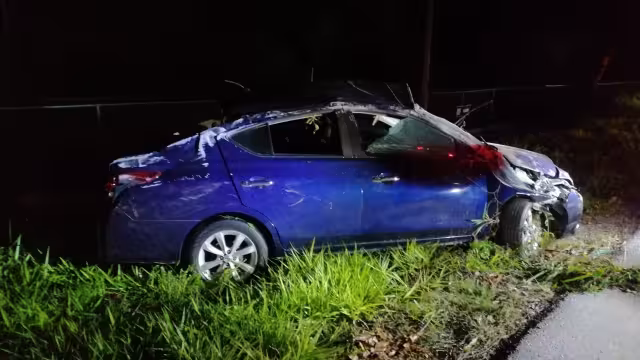 El automóvil fue llevado al corralón de la ciudad, mientras las autoridades consultan quién es el propietario del automóvil