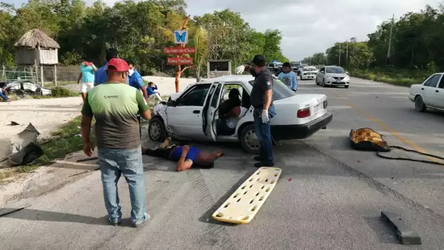 Uno de los tripulantes de los automóviles involucrados en en accidente en la Tulum-Cobá terminó prensado, por lo que bomberos lograron liberarlo