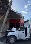 La camioneta terminó con el frente destrozado y dañó al estructura de la CFE.