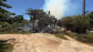 Incendio en el estacionamiento de un hotel en Tulum moviliza a cuerpos de emergencia