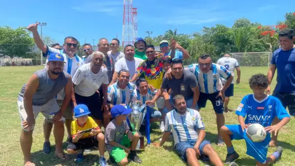 El Deportivo Cauich levantó hasta lo más alto el título de la categoría A, El Deportivo Cauich levantó hasta lo más alto el título de la categoría A,