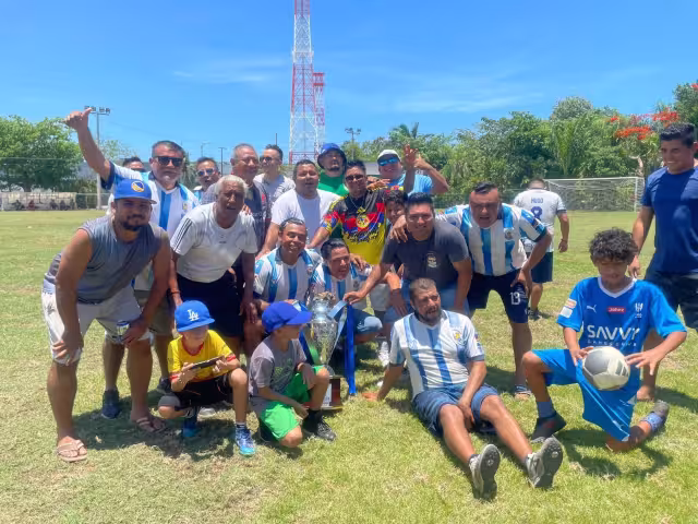 El Deportivo Cauich levantó hasta lo más alto el título de la categoría A,