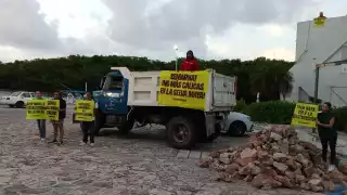 Activistas de Greenpeace México protestan en oficinas de Semarnat en Cancún