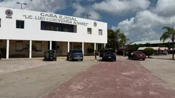 La secretaria se encontraba laborando cuando sufrió el ataque; los responsables huyeron a bordo de una motocicleta