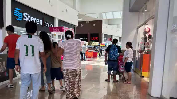 Dueños y trabajadores de negocios al no contar con luz, no pueden laborar Dueños y trabajadores de negocios al no contar con luz, no pueden laborar