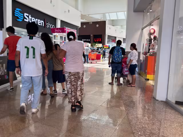 Dueños y trabajadores de negocios  al no contar con  luz, no pueden laborar