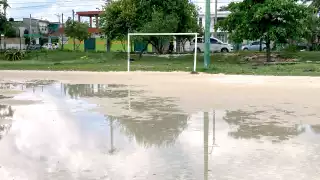 Intensas lluvias afectan canchas de Cancún con inundaciones