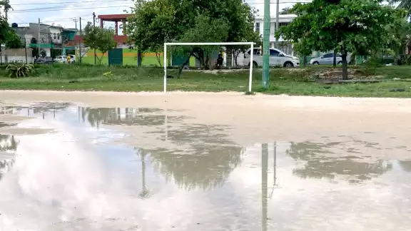 En los campos de futbol, el agua predominaba de una portería a otra; además, gradas y bancas se encharcaron En los campos de futbol, el agua predominaba de una portería a otra; además, gradas y bancas se encharcaron