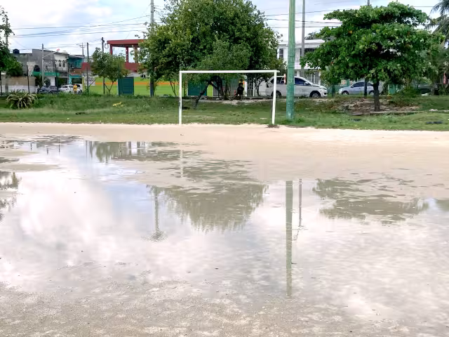 En los campos de futbol, el agua predominaba de una portería a otra; además, gradas y bancas se encharcaron