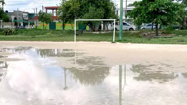 En los campos de futbol, el agua predominaba de una portería a otra; además, gradas y bancas se encharcaron
