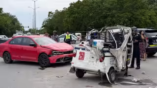 Violento choque entre un mototaxi y automóvil deja a cuatro personas graves en Playa del Carmen