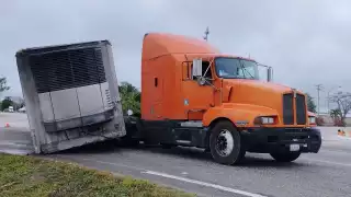La pesada unidad quedó atravesada a media carretera