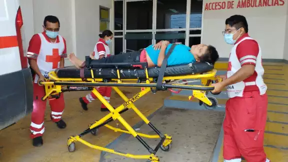 La mujer fue trasladada al hospital San Carlos por lesiones internas y ruptura del vaso La mujer fue trasladada al hospital San Carlos por lesiones internas y ruptura del vaso