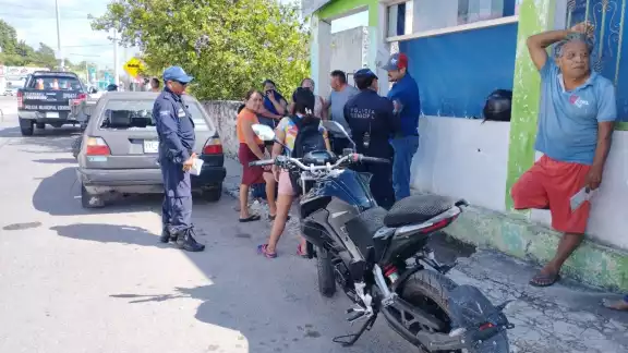 El auto implicado terminó con el vidrio trasero roto El auto implicado terminó con el vidrio trasero roto