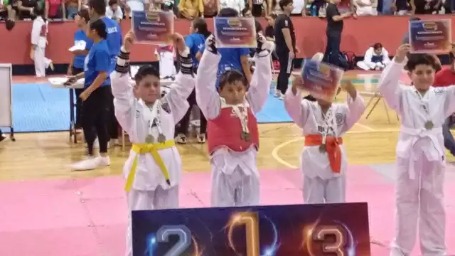 Cinco atletas regresan de la capital del Estado con 3 medallas de oro y 2 de plata