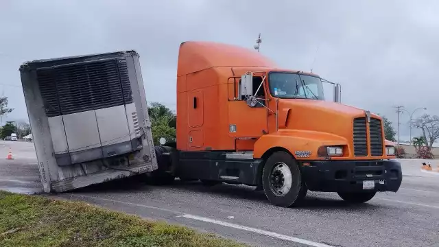 La pesada unidad quedó atravesada a media carretera
