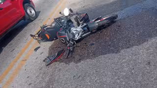 Pareja encima de motocicleta choca en accidente en la Mérida-Cancún; esto fue lo que ocurrió