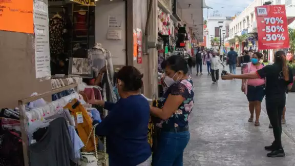Desde el pasado lunes, pequeños comercios colocaron carteles en sus establecimientos para anunciar sus descuentos durante la denominada semana más barata del año
