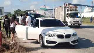 El automóvil no tenía placas y tenía los cristales más oscuros de lo permitido en Yucatán. Foto: Fernando Poo Hurtado