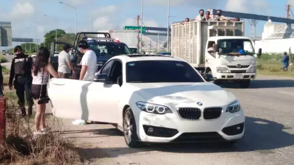 El automóvil no tenía placas y tenía los cristales más oscuros de lo permitido en Yucatán. Foto: Fernando Poo Hurtado El automóvil no tenía placas y tenía los cristales más oscuros de lo permitido en Yucatán. Foto: Fernando Poo Hurtado