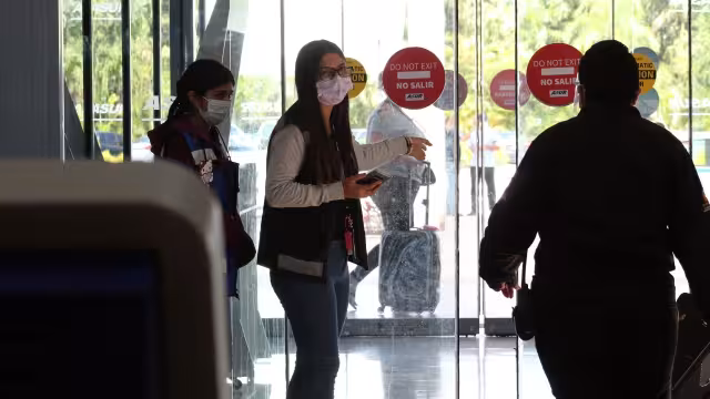 Personal del aeropuerto dejó ir a un turista positivo a coronavirus