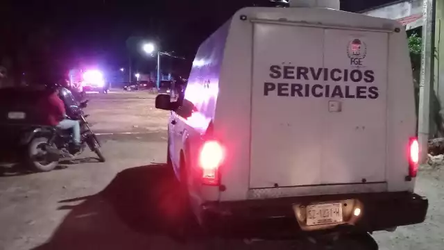 Al lugar acudieron Servicios Periciales, para hacer el levantamiento del cuerpo. Foto: Por Esto!